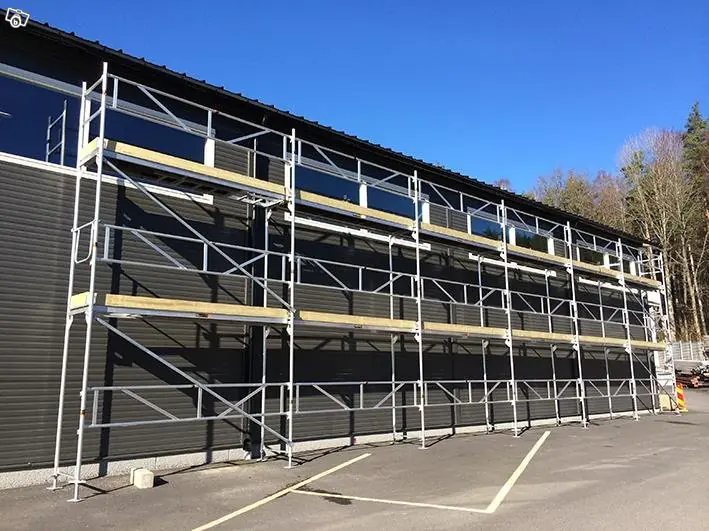 Byggställning uppställd vid husfasad i Linköping